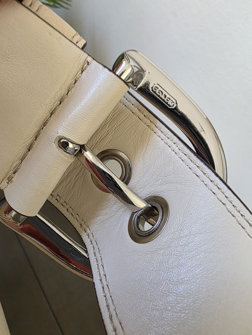 Coach Soho Pleated Hobo Shoulder Bag Buttercream Pebble Leather Buckle Y2K - Picture 16 of 16